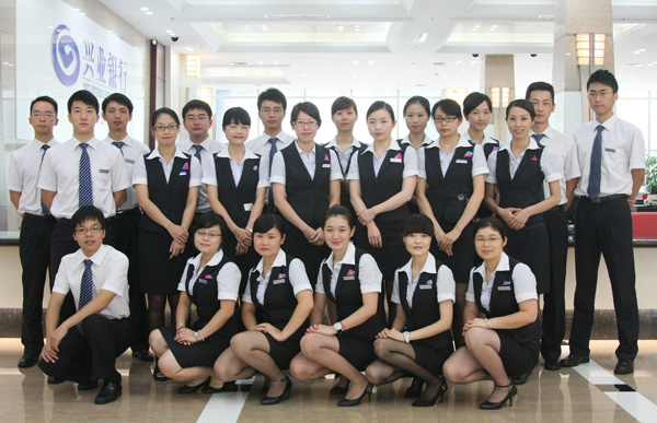 興業銀行工作人員身著定制工作服